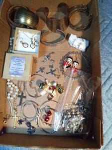 lot 29 image: Flat of jewelry with genuine freshwater pearls, Sterling silver earrings, Black Hills gold ring and more