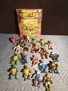 lot 26 image: 1988 Mutant Ninja Turtles case and 20 Turtle figurines