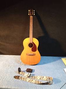 lot 5 image: Yamaha acoustic guitar, guitar strap and tuner