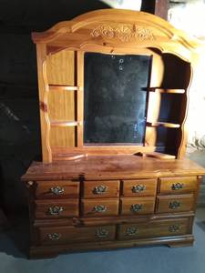 lot 2 image: Solid wood 2pc 8 drawer dresser with mirror