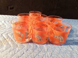 lot 102 image: Set of 7 hi-ball glasses with gun design on them
