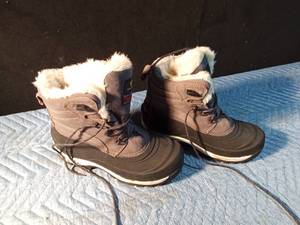 lot 104 image: Tamarack winter boots