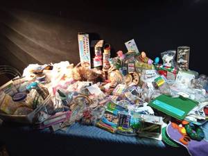 lot 97 image: Large lot of craft items