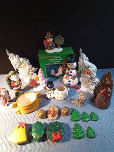 lot 90 image: Ceramic Christmas decor
