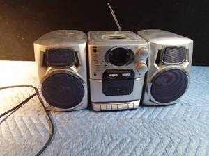 lot 80 image: Electricbattery operated CDcassetteradio stereo