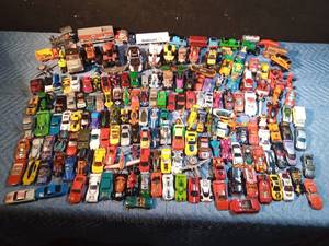 lot 70 image: Lot of Hot Wheels and more