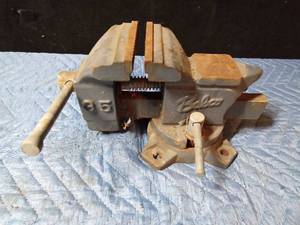 lot 48 image: Swivel vise