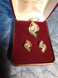 lot 41 image: Montana gold necklaceearring set