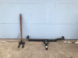 lot 274 image: Reese Shadow Mount I Hitch Model 79080 & Pallet Breaker Bar