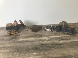 lot 299 image: 3 - Vintage Vises