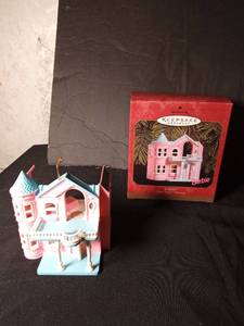 lot 128 image: 1999 Hallmark Barbie Dream House ornament
