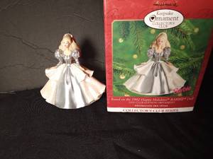 lot 130 image: 2000 Hallmark Club Edition Barbie ornament