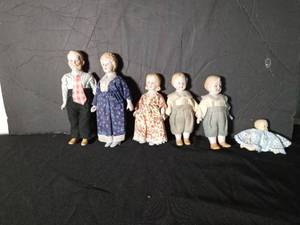 lot 124 image: 6 Vintage miniature porcelain doll family