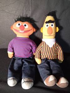 lot 122 image: 1975 Knickerbocker Sesame Street Bert & Earnie plush dolls