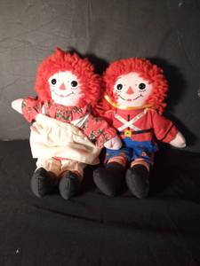 lot 123 image: 1977 Raggedy Ann and Andy dolls