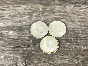 lot 307 image: 3 - 1964 Kennedy Half Dollars
