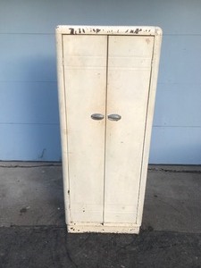 lot 10 image: Vintage Metal Garage Cabinet