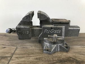 lot 368 image: Pro-Grade 4 Vise - Model 59113