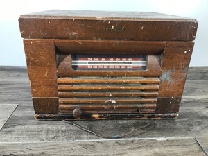 lot 375 image: Vintage Philco Radio  Record Player - Model 42-1002
