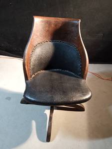 lot 16 image: Vintage Mission swivel chair