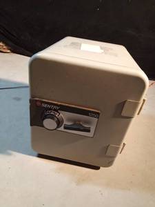 lot 20 image: Medium size sentry 1250 safe with combination