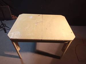 lot 21 image: Vintage solid wood table
