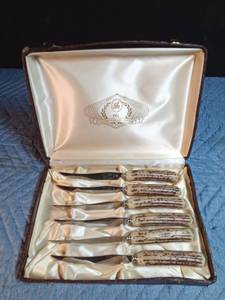 lot 164 image: The Comesseur Choice steak knives in original satin lined box