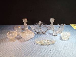 lot 166 image: Turn Style Highland African Triangle Bowl and other glass ware