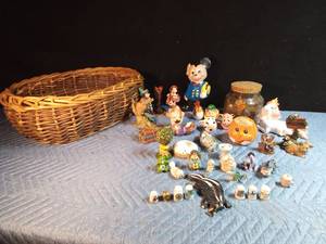 lot 170 image: Basket of S & P shakers, thimbles, ceramics, collectables and more