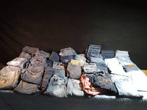 lot 176 image: Ladies jeans, shorts and capris - See list for sizes and brands