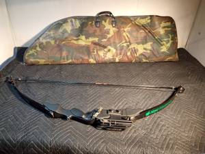 lot 196 image: Hoyt Easton compound bow with camouflage Kolpin case
