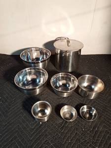lot 220 image: Metal spaghetti pot and 7 metal bowls