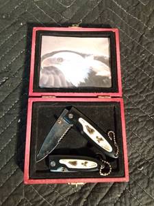 lot 225 image: 2 eagle pictured knives in original wood case