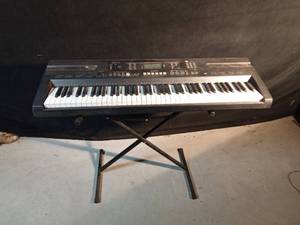 lot 185A image: Casio Keyboard With stand - Works