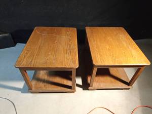 lot 189 image: 2 Matching end tables