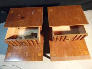 lot 191 image: 2 vintage matching end tables with drawers