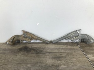 lot 411 image: 2 - Vintage Hubley Tex Toy Cap Guns