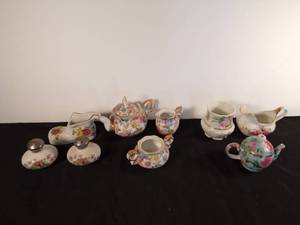 lot 418 image: S & P shakers, miniature tea pots, creamer & sugars and a ceramic shoe