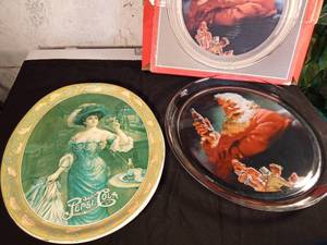 lot 419 image: 1994 Glas Coca-Cola platter and a metal Pepsi tray