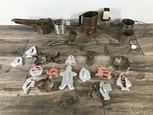 lot 422 image: Lot of Vintage Baking & Cooking Utensils