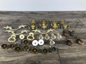 lot 430 image: Knobs - Handles and Casters