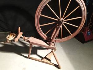lot 14 image: Vintage spinning wheel - Says Desuarding Limited Standre Kam