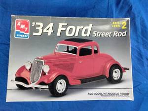 AMT 1934 Ford 5-Window Coupe Street Rod 125 Scale Model Kit
