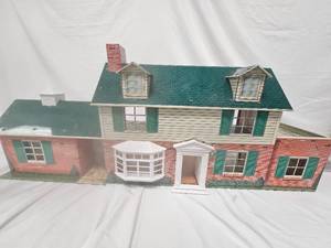 lot 6 image: Vintage Doll House