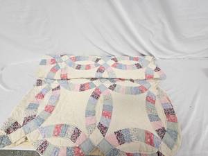 lot 165 image: Wedding Ring Pattern Quilt