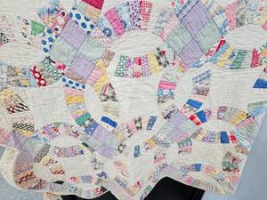 lot 166 image: Wedding Ring Pattern Quilt
