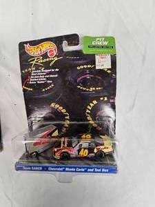 lot 109 image: Mattel Hotwheels-Pit Crew Collecter Edition