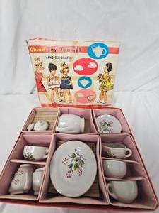 lot 207 image: China Toy Tea Set