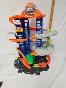 lot 243 image: Hot Wheels Ultimate Garage