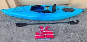 lot 9 image: Lifetime Kayak with Paddle and Life Vest - 275lbs Capacity